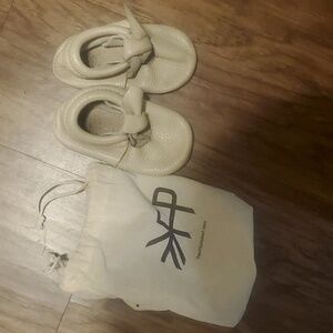 Freshly Picked Knotted Bow Mocc sz 6